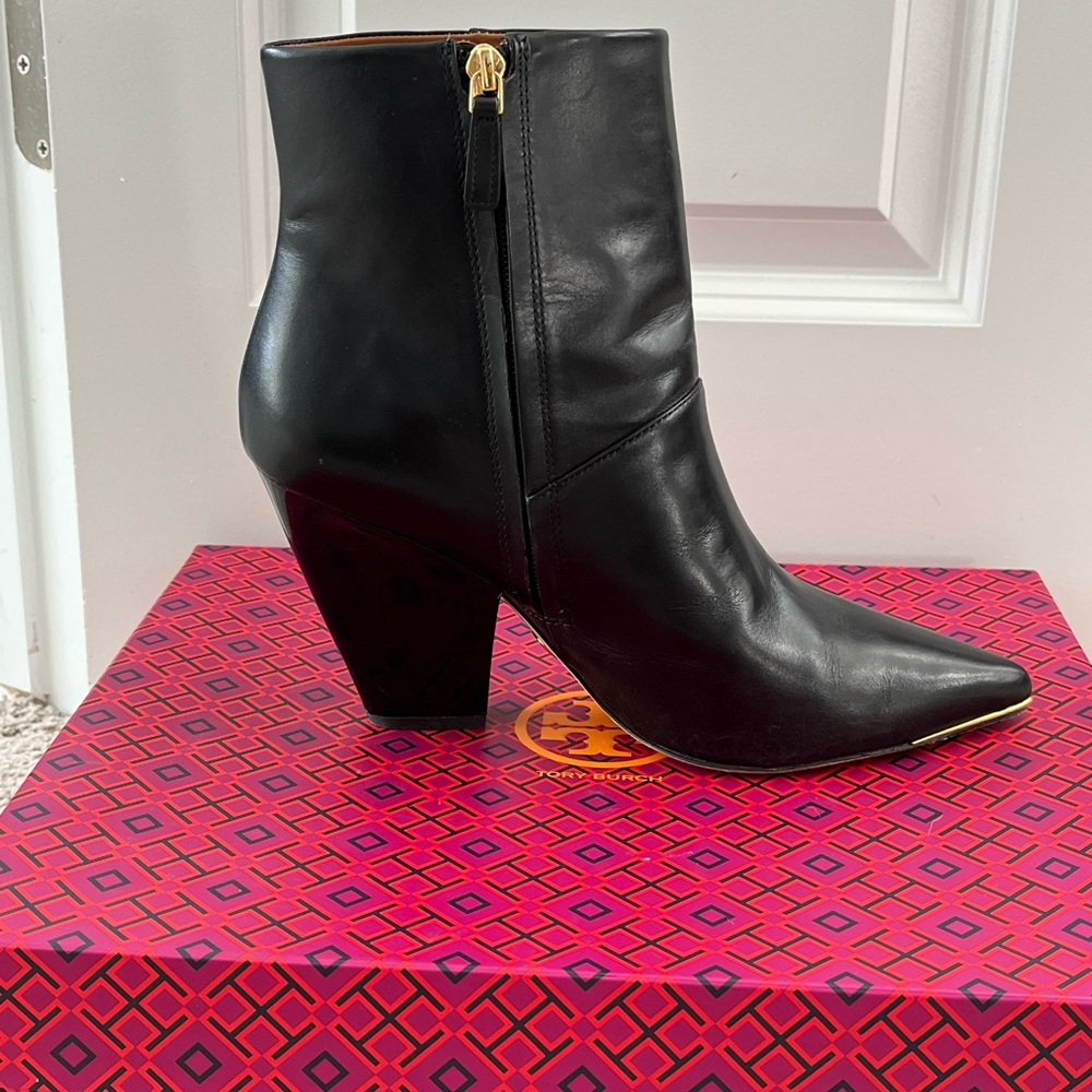 Tory Burch LILA 90MM Zip Up Ankle Bootie
Calf Leather - Picture 4 of 16
